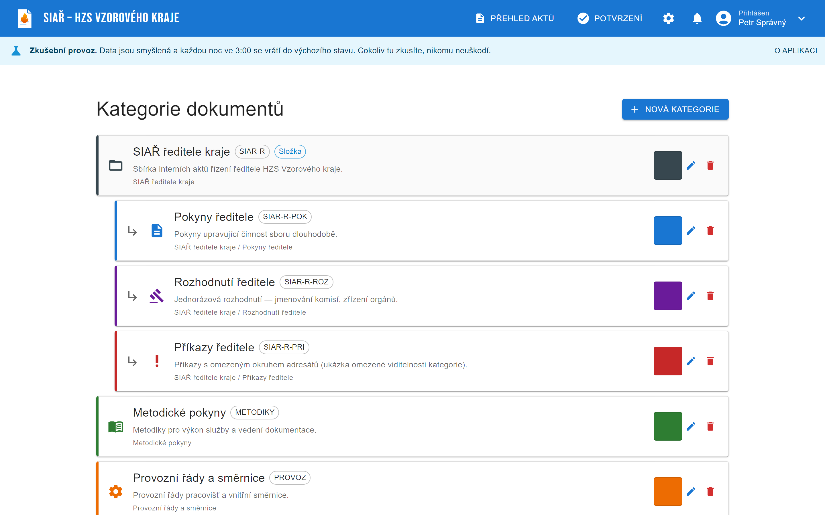 Administrace, Kategorie dokumentů: seznam kategorií s barevným pruhem, kódem a popisem – složka SIAŘ ředitele kraje s odsazenými podkategoriemi Pokyny ředitele, Rozhodnutí ředitele a Příkazy ředitele, pod nimi Metodické pokyny a Provozní řády a směrnice, u každé tlačítka pro úpravu a smazání.