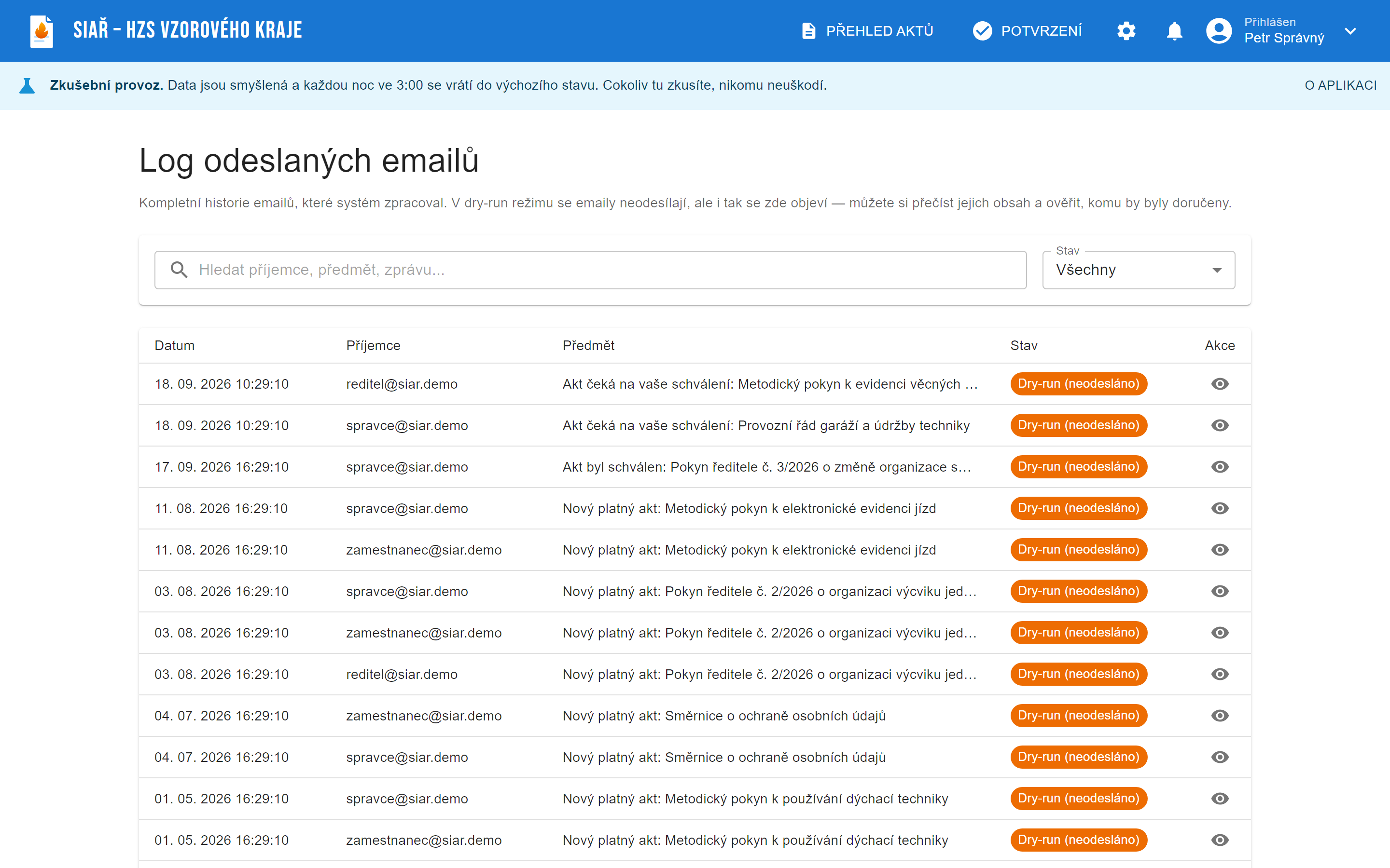Administrace, Log odeslaných e-mailů: tabulka se sloupci Datum, Příjemce, Předmět a Stav; řádky obsahují zprávy jako Akt čeká na vaše schválení nebo Nový platný akt, u každé oranžový štítek Dry-run (neodesláno) a ikona pro zobrazení obsahu.