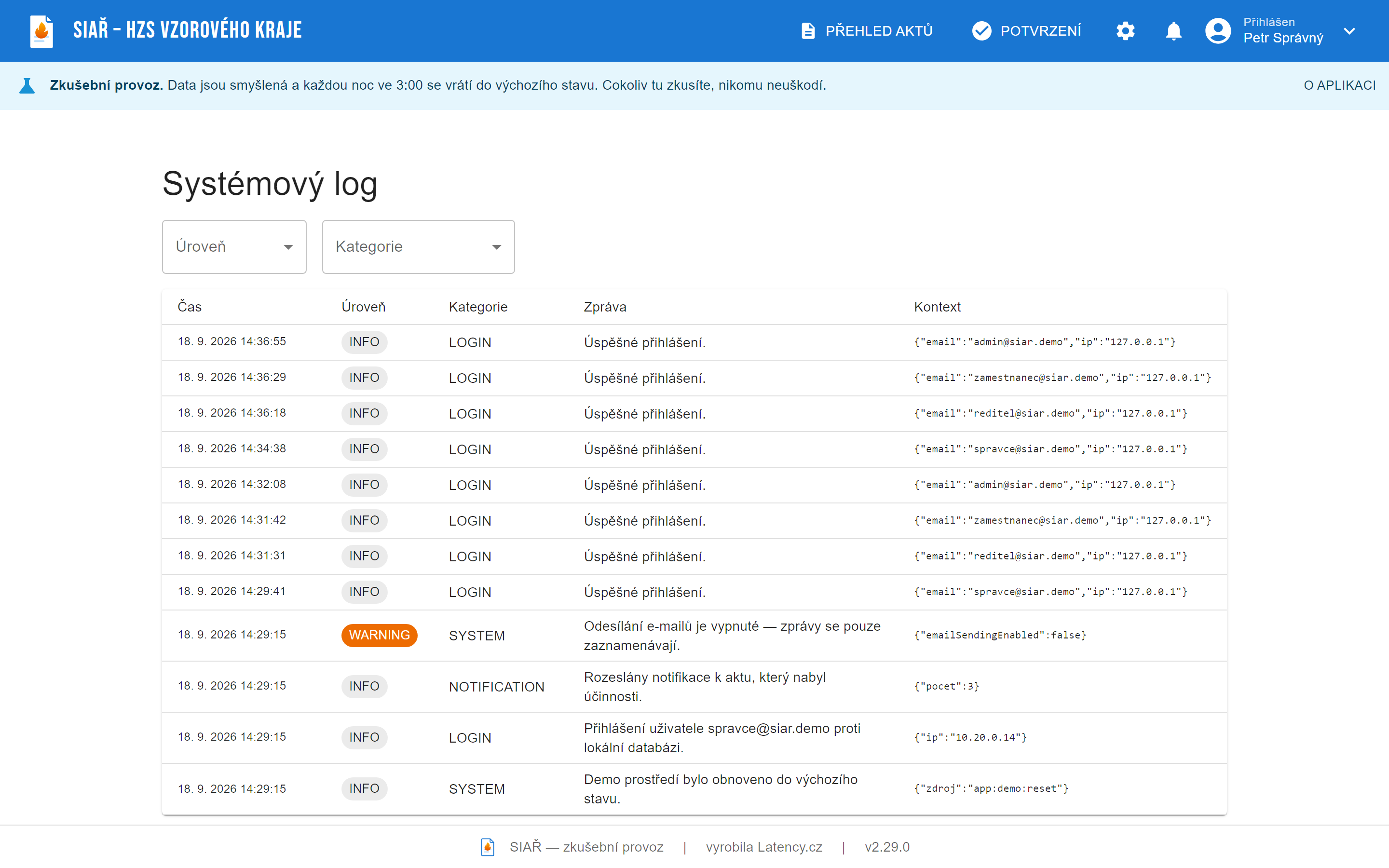 Administrace, Systémový log: filtry Úroveň a Kategorie a tabulka se sloupci Čas, Úroveň, Kategorie, Zpráva a Kontext; mezi řádky jsou úspěšná přihlášení s úrovní INFO a kategorií LOGIN, kde je v kontextu e-mail a IP adresa, oranžový řádek WARNING v kategorii SYSTEM s hláškou, že odesílání e-mailů je vypnuté a zprávy se pouze zaznamenávají, záznam kategorie NOTIFICATION o rozeslání notifikací k aktu, který nabyl účinnosti, a záznam SYSTEM o obnovení demo prostředí.