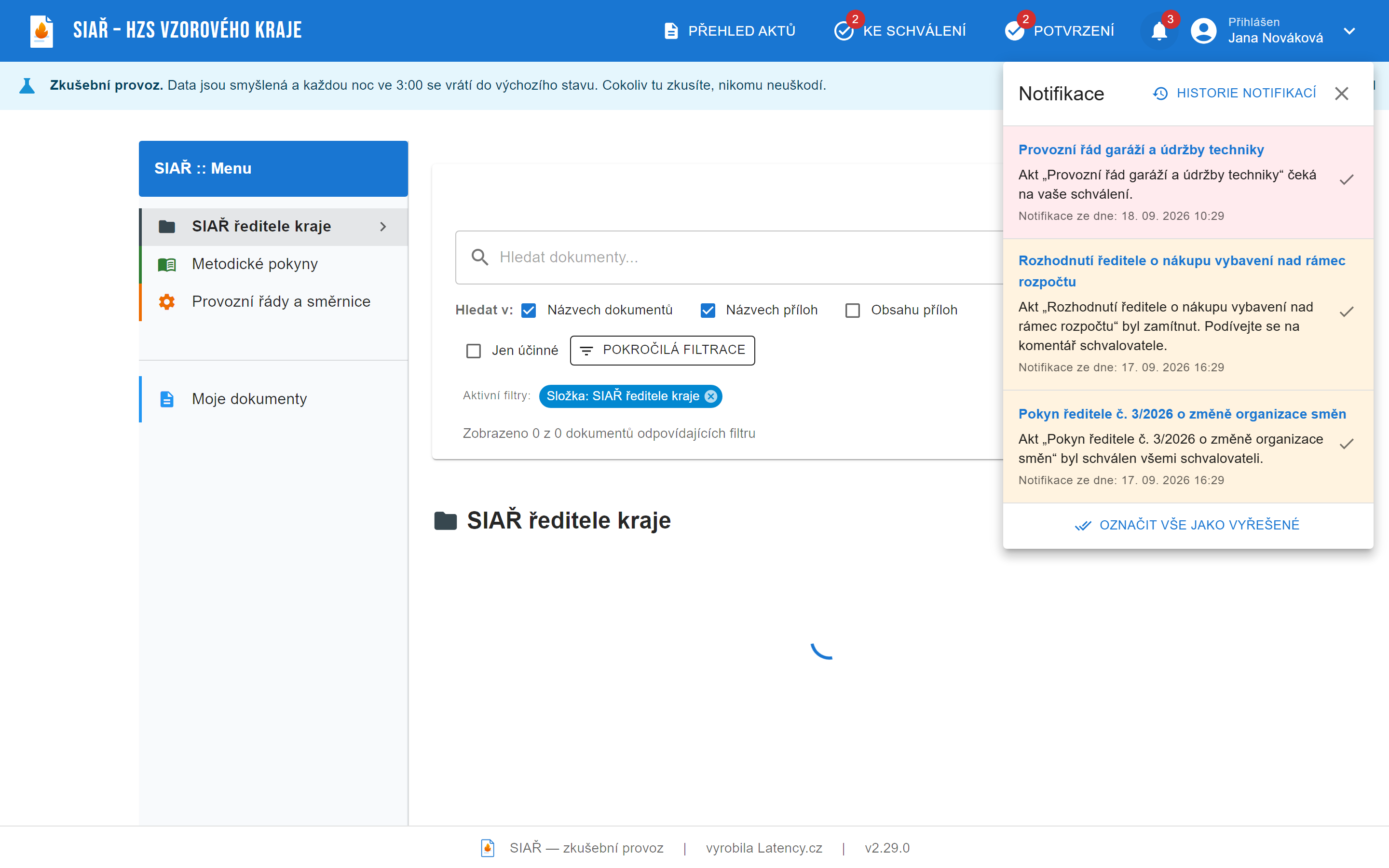 Rozbalený panel notifikací pod zvonkem v hlavičce aplikace: tři zprávy s datem a časem – akt Provozní řád garáží a údržby techniky čeká na vaše schválení, Rozhodnutí ředitele o nákupu vybavení nad rámec rozpočtu byl zamítnut s odkazem na komentář schvalovatele a Pokyn ředitele č. 3/2026 o změně organizace směn byl schválen všemi schvalovateli; nahoře odkaz Historie notifikací, dole tlačítko Označit vše jako vyřešené.