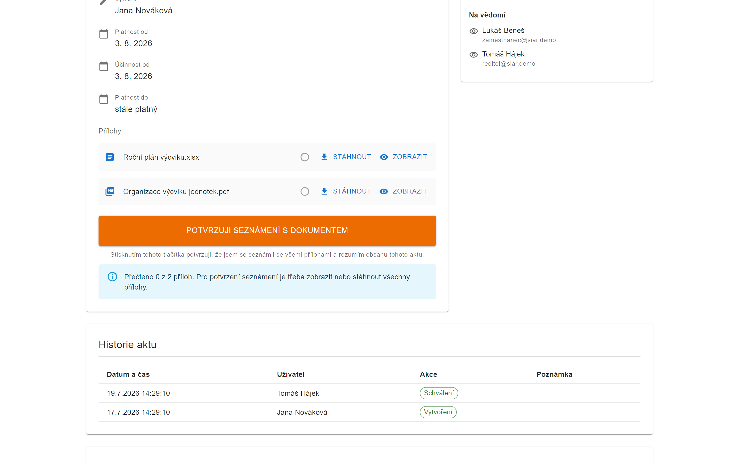 Detail aktu s přílohami ve formátu XLSX a PDF, pod nimi oranžové tlačítko Potvrzuji seznámení s dokumentem a modrá hláška Přečteno 0 ze 2 příloh, pro potvrzení je třeba zobrazit nebo stáhnout všechny přílohy; vpravo karta Na vědomí se dvěma jmény.