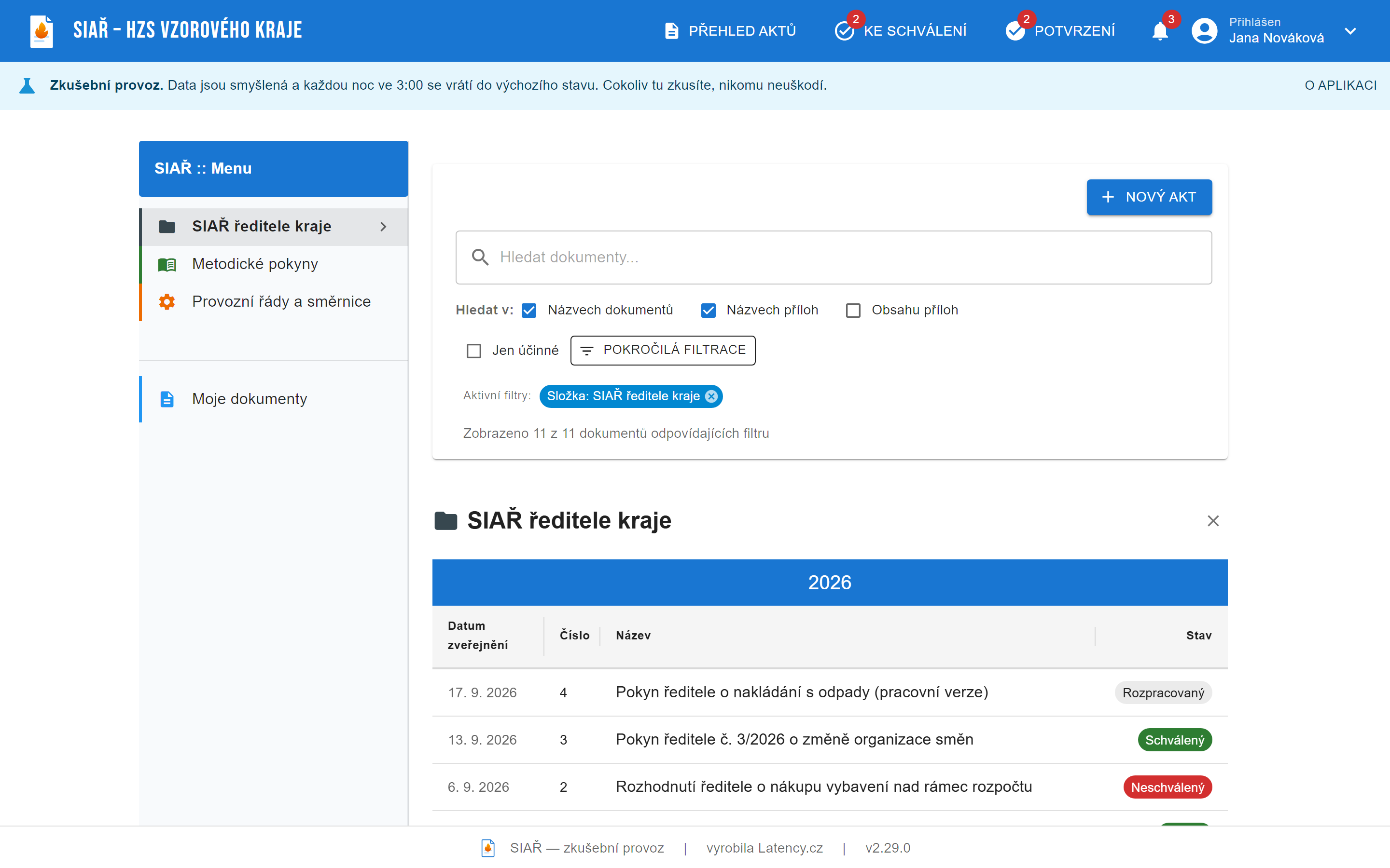 Přehled aktů v aplikaci SIAŘ: vlevo panel s kategoriemi SIAŘ ředitele kraje, Metodické pokyny a Provozní řády a směrnice, vpravo vyhledávací pole s volbami, kde hledat, a tabulka dokumentů za rok 2026 se stavy Rozpracovaný, Schválený a Neschválený.